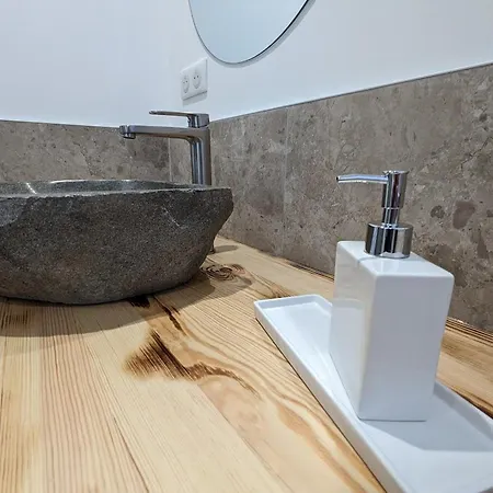 Gite Au Bord Du Lac Avec Spa, Aire De Jeux, Baby-foot Et Proche De La Nature Et D'epinal. - Fr-1-589-630 Chaumousey